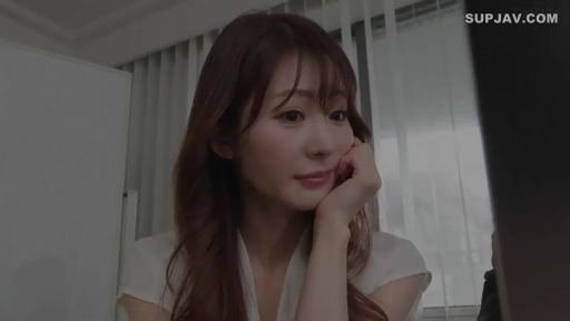 沉思 · 办公室 · 办公桌 · 半身特写 · 凝视 · 中长发 · 白色短袖衬衫 · 托腮坐姿