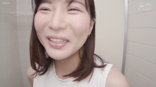 室內 · 俯身 · 臉部特寫 · 微笑 · 白色背心 · 互动 · POV