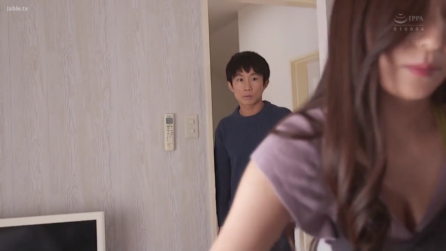 室內 · 俯身 · 半身特寫 · 紫色上衣