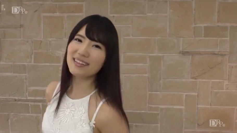 站立 · 微笑 · 面部特写 · 注视 · 户外 · 白色无袖上衣 · 亚洲女性