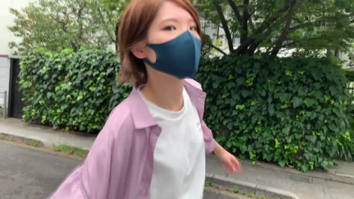 行走 · 户外街道 · 半身像 · 紫色开衫