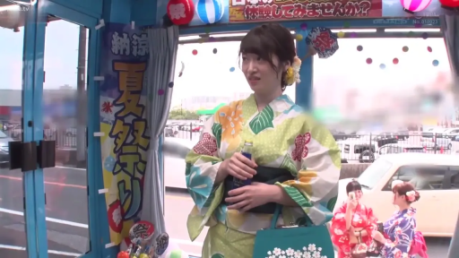 室内 · 站立 · 中景 · 浴衣 · 饮料瓶 · 疑惑 · 拿饮料 · 夏日祭