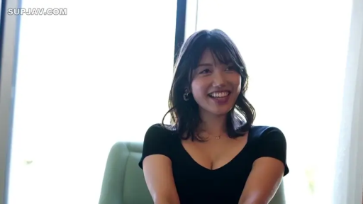 Indoor · Sitting Posture · Pleasure · Smile · Half-body · Asian women · 黑色低胸衣