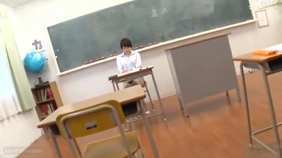 座り姿勢 · 教室 · 平静 · 课桌 · シャツ · 坐着 · 教师