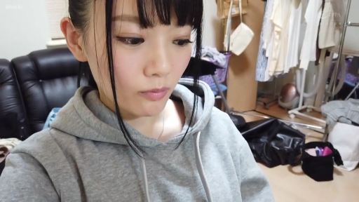 室内 · 平静 · 面部特写 · 注视 · 长发 · 正面 · 灰色连帽卫衣