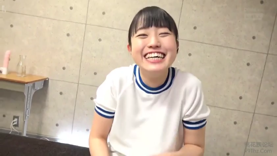 坐姿 · 全身 · 卧室 · 自慰 · 微笑 · 床 · 露底 · 连衣裙