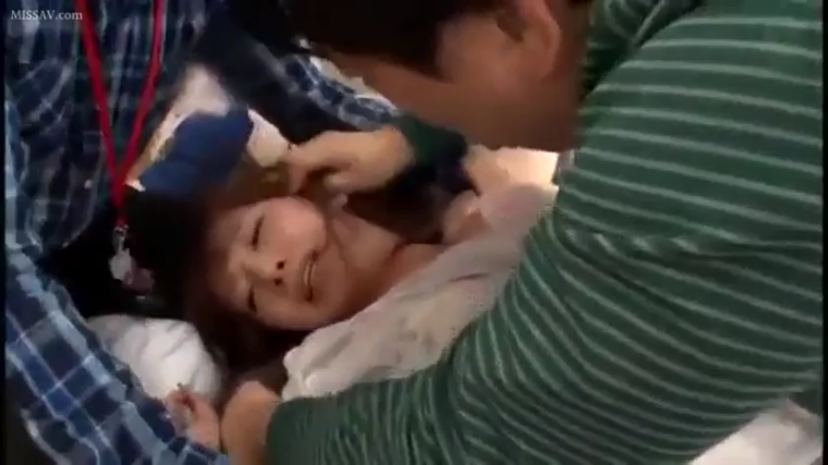 脸部特写 · 仰卧 · 多人 · 室内床铺 · 多人围攻 · 痛苦挣扎 · 浅色连身裙