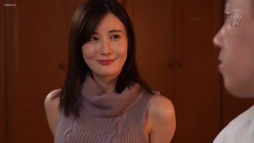 室內 · 坐姿 · 臉部特寫 · 微笑 · 注視 · 美女 · 无袖毛衣