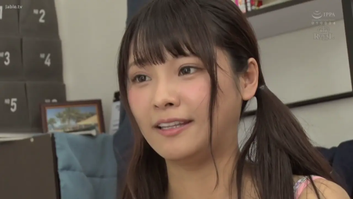 室内 · 坐姿 · 交谈 · 脸部特写 · 微笑 · 双马尾 · 粉色碎花吊带 · 背景架