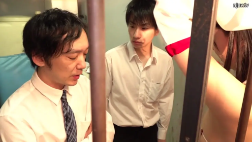 严肃 · 站立 · 观察 · 衬衫 · 否 · 铁栅栏 · 牢房 · 多人场景