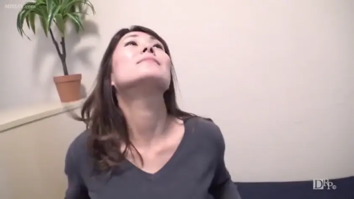 室内 · 颈部特写 · 柜子 · 静坐 · 仰头 · 长发 · 仰望 · 灰色长袖上衣