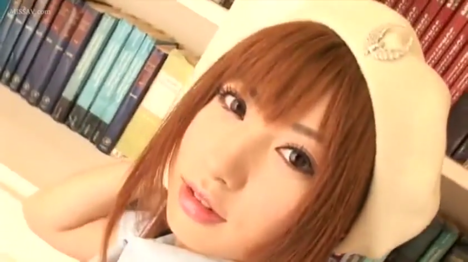 脸部特写 · 微笑 · 注视镜头 · 图书馆 · 正对镜头 · 白色贝雷帽