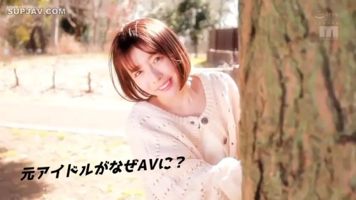 户外 · 半身像 · 针织开衫 · 躲在树后