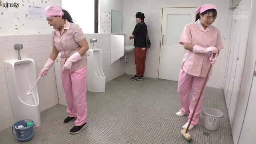 弯腰 · 远景 · 自然 · 职业扮演 · 水桶 · 清洁 · 胶手套 · 男士洗手间