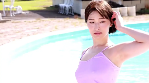 站立 · 温柔 · 泳池 · 阳光 · 紫色吊带背心 · 室外泳池 · 侧头凝思