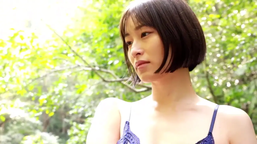 坐姿 · 专注 · 卧室 · 床 · 抚摸 · 睡衣