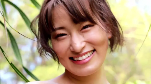 顔部のクローズアップ · 屋外 · 正面 · 裸肩