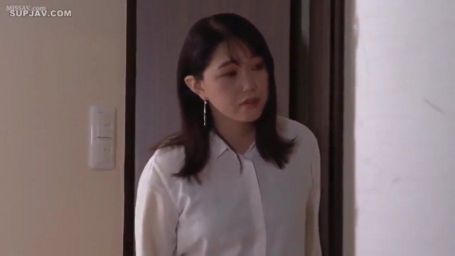 室内 · 真剣 · 站立 · 白衬衫 · 半身 · 注視