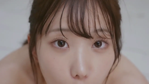 室内 · 专注 · 注视 · 裸露 · 俯拍 · 眼部特写 · 湿发