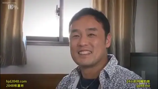 室内 · 面部 · 愉悦 · 微笑 · 衬衫 · 正坐 · 成年男性