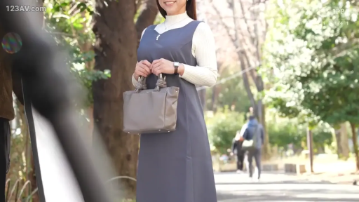 坐姿 · 使用器具 · 陶醉 · 半身特写 · 榻榻米房间 · 凌乱红色和服 · 露乳点 · 成人玩具遥控器