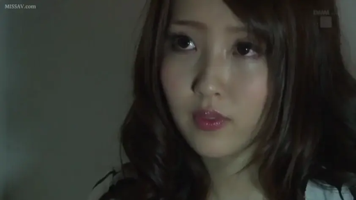 室内 · 忧郁 · 面部特写 · 注视 · 长发 · 不详 · 发呆