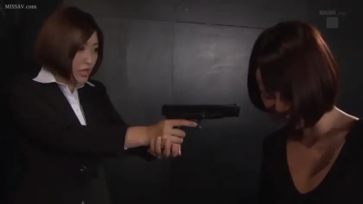 严肃 · 职业西装 · 剧情 · 否 · 黑暗室内 · 手枪 · 武力威胁 · 持枪站立