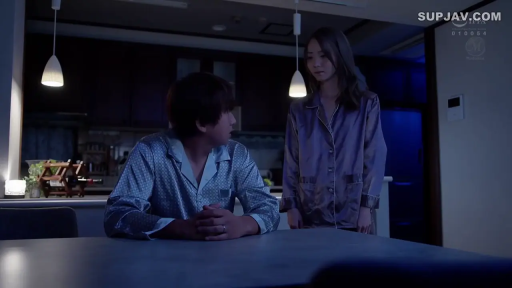 沉思 · 忧虑 · 吊灯 · 昏暗灯光 · 厨房餐厅 · 丝质睡衣 · 全景中景 · 女子站姿