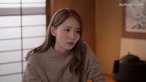 坐姿 · 嚴肅 · 單人 · 面部 · 针织衫 · 日式房间 · 思考 · 障子