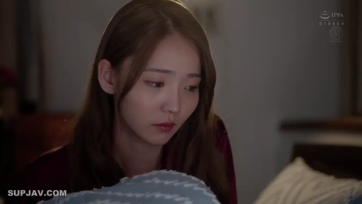 坐姿 · 枕頭 · 面部特寫 · 昏暗灯光 · 室内房间 · 紅色絲綢睡裙 · 沉思行為 · 憂鬱表情