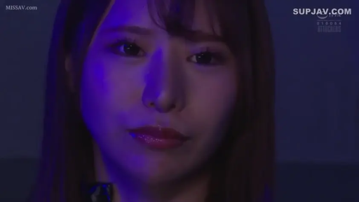 憂鬱 · 臉部特寫 · 凝视 · 昏暗室内 · 黑色上衣 · 正对镜头 · 蓝色灯光