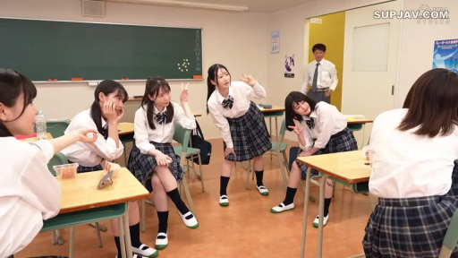 制服 · 教室 · 全景 · 机材 · 开心 · 聚会 · 群像 · 坐立