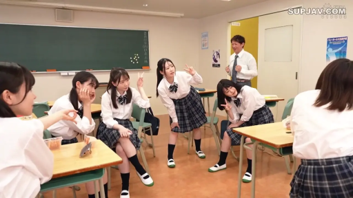 教室 · 微笑 · 远景 · JK制服 · 课桌椅 · 多姿势 · 多人 · 群组