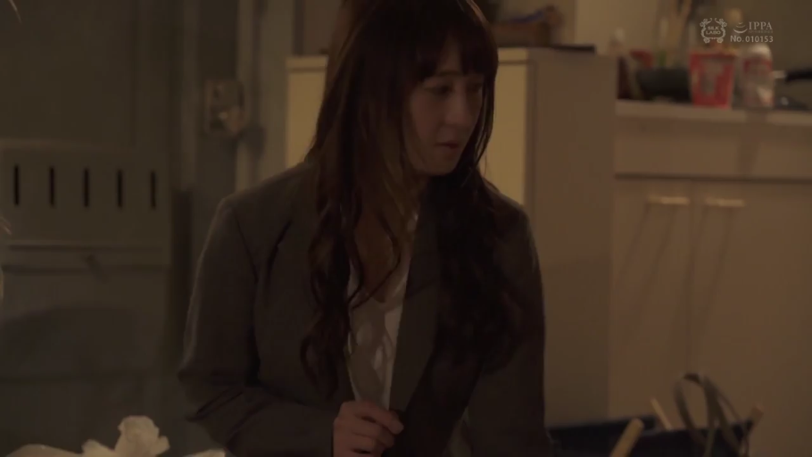 室内 · 忧郁 · 站立 · 半身 · 昏暗灯光 · 橱柜 · 西装 · 整理衣服