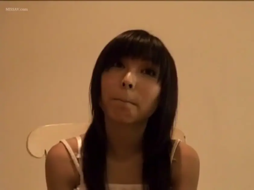 室内 · 坐姿 · 平静 · 面部特写 · 注视 · 椅子 · 白色吊带 · 访谈视角