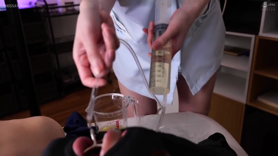 室内 · 坐姿 · 黑面罩 · 灌洗 · 量杯 · 医疗制服 · 器材特写