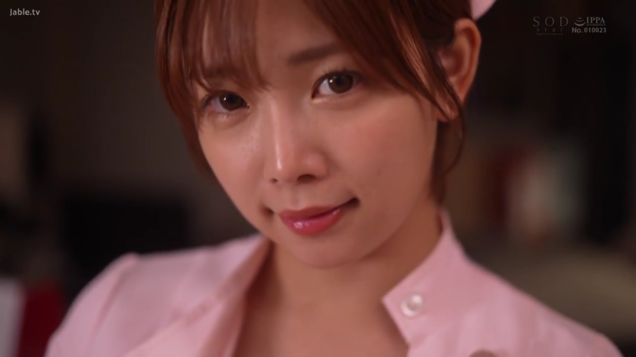 室内 · 护士帽 · 俯身 · 脸部特写 · 诱惑 · 凝视 · 长发 · 粉色护士服