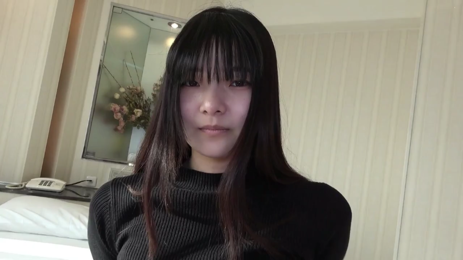 室内 · 平静 · 注视镜头 · 电话 · 正面坐姿 · 齐刘海 · 黑色高领毛衣 · 人物特写