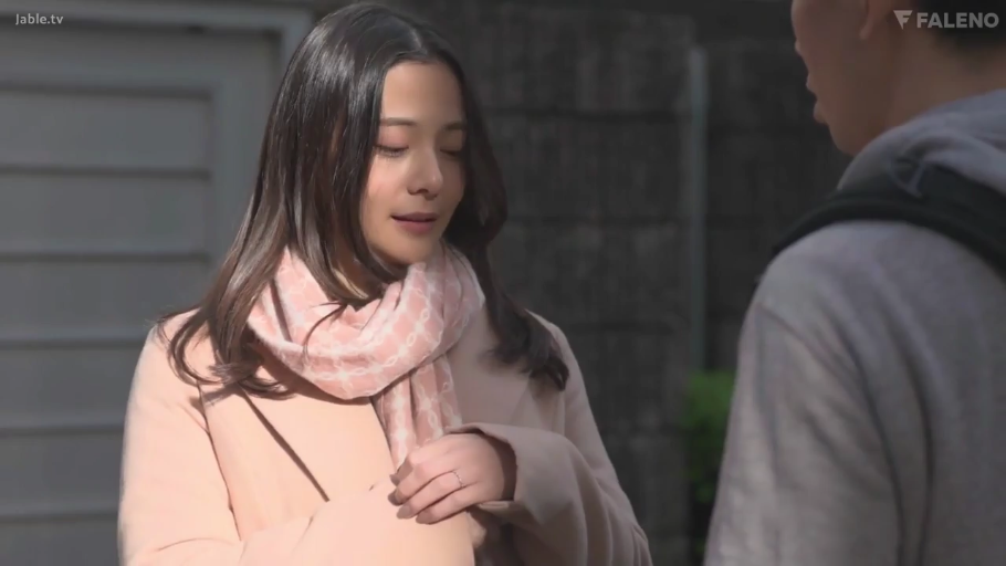 交谈 · 站立 · 半身 · 户外 · 温柔 · 熟女 · 戒指 · 粉色大衣