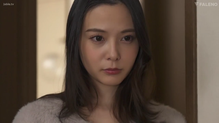 室内 · 忧郁 · 脸部 · 站立 · 凝视 · 长发 · 毛衣