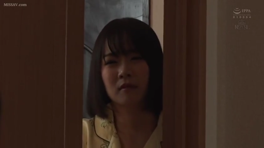 室内 · 严肃 · 脸部 · 站立 · 门框 · 昏暗 · 睡衣 · 窥视