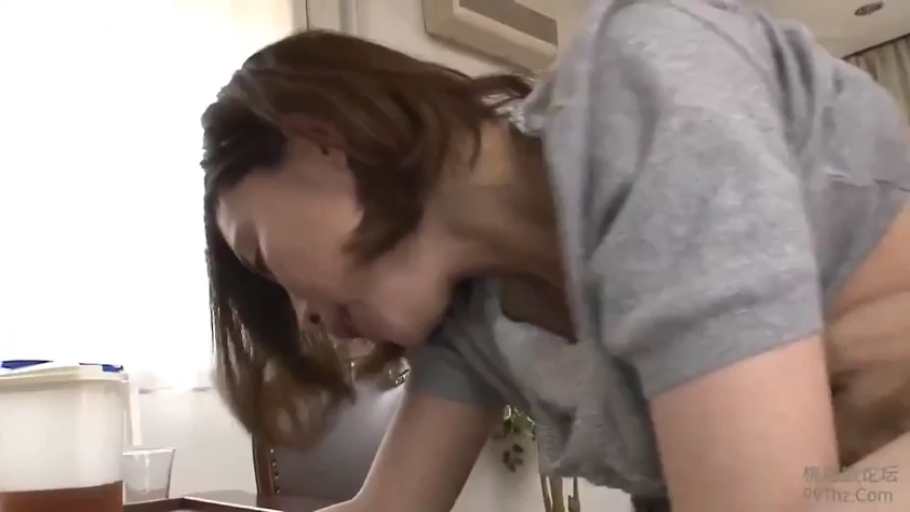 投入 · 俯身 · 脸部 · 口交 · 客厅 · 灰色上衣 · 水杯