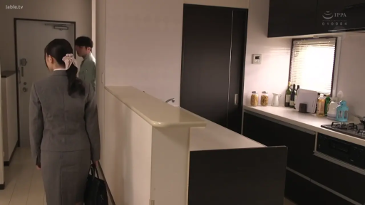 冷酷 · 办公室 · 灰色西装 · 储物柜 · 頭部 · 斜视 · 侧身站立 · OL職場