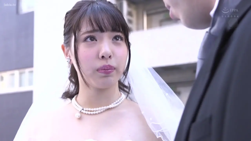 单人 · 面部 · 低头 · 站立 · 项链 · 室外 · 悲伤 · 婚纱