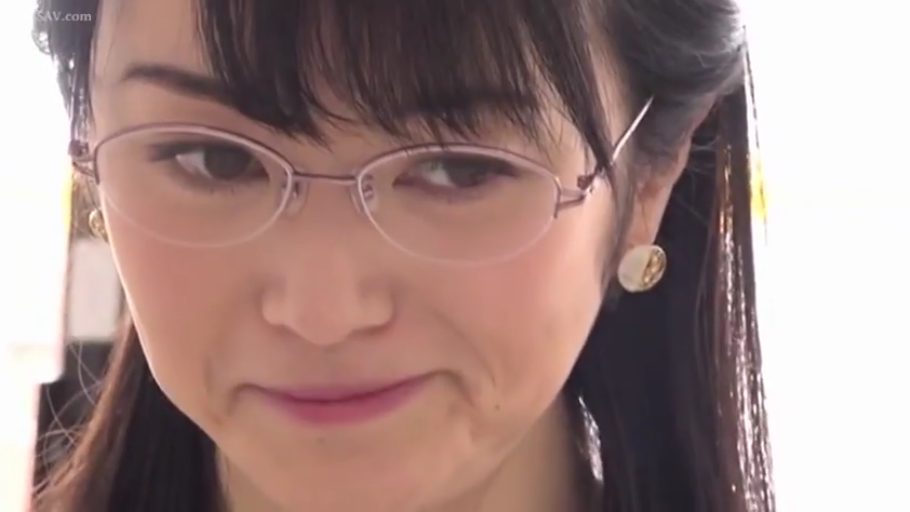 室内 · 眼镜 · 脸部特写 · 微笑 · 职业装 · 注视 · 轻熟女 · 正对照相机