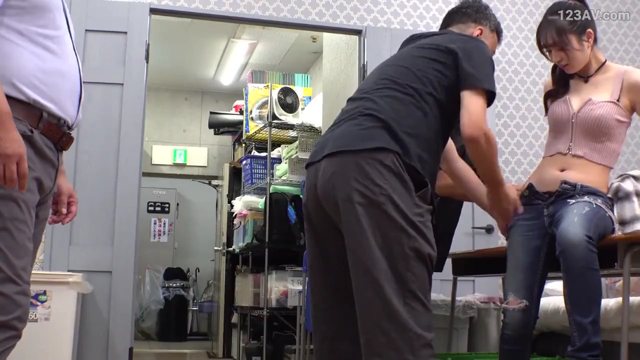 座り姿勢 · 恥ずかしがり屋 · オフィスデスク · 中景 · プロット · ピンクの吊り帯 · 脱衣 · 杂物间