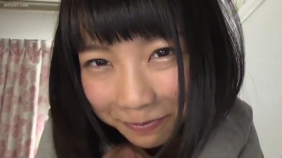 室内 · 脸部特写 · 微笑 · 灰色上衣 · 注视镜头 · 前倾 · 黑发