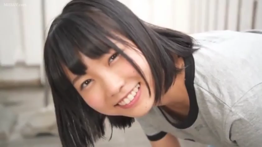 室内 · 俯身 · 面部特写 · 运动T恤