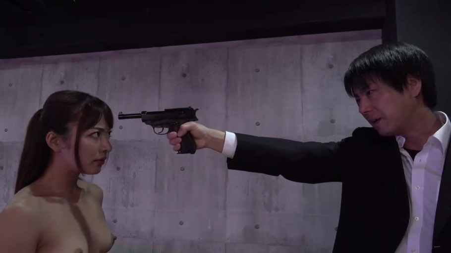 西装 · 站立 · 中景 · 房间 · 胁迫 · 持枪 · 恐惧 · 手枪