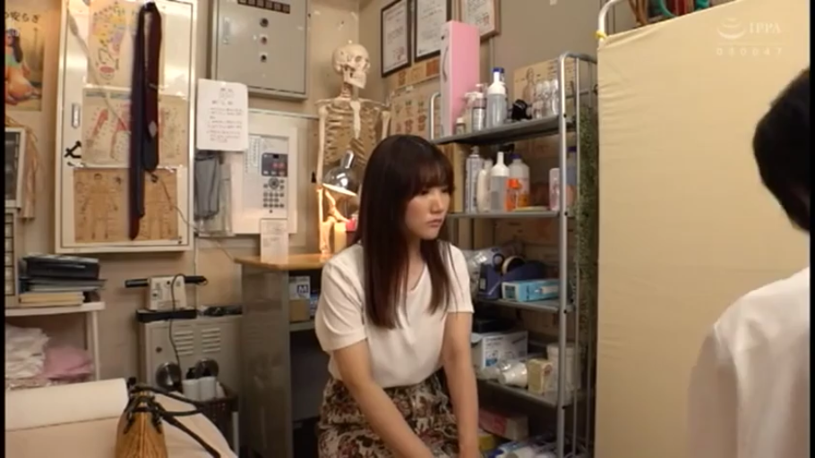 坐姿 · 交谈 · 碎花长裙 · 全景 · 平静 · 医务室 · 剧情设定 · 人体骨骼模型